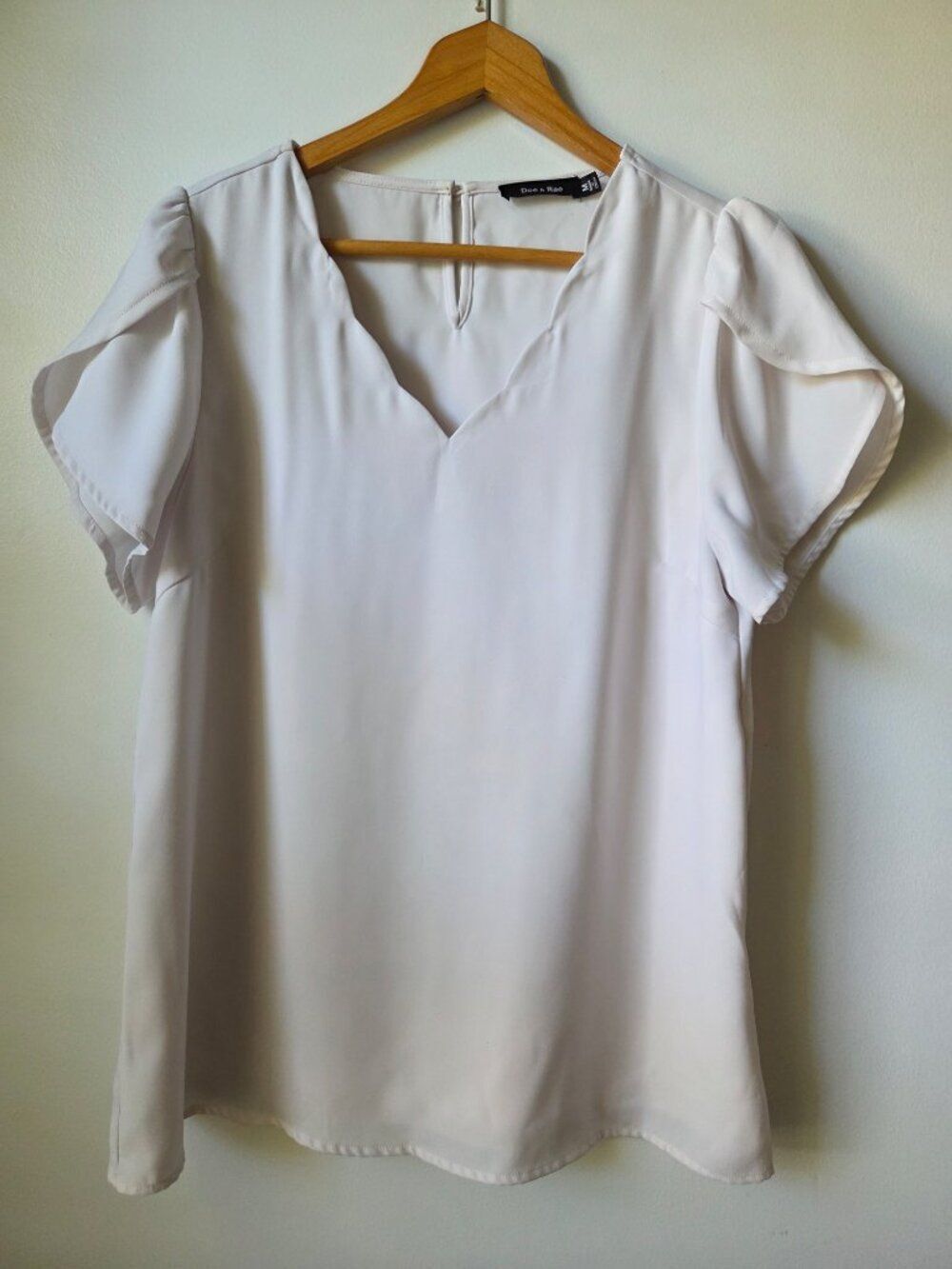 EUC DOE & RAE BONE WHITE TULIP SLEEVES V NECK SCALLOPED TOP SIZE M